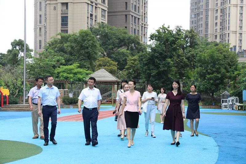 柯希平董事长一行人在吴雪慧局长,林碧玲园长等人的陪同下,参观了五缘