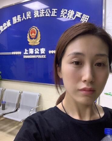 周美毅晒警局自拍疑因与丈夫夺子大战报警
