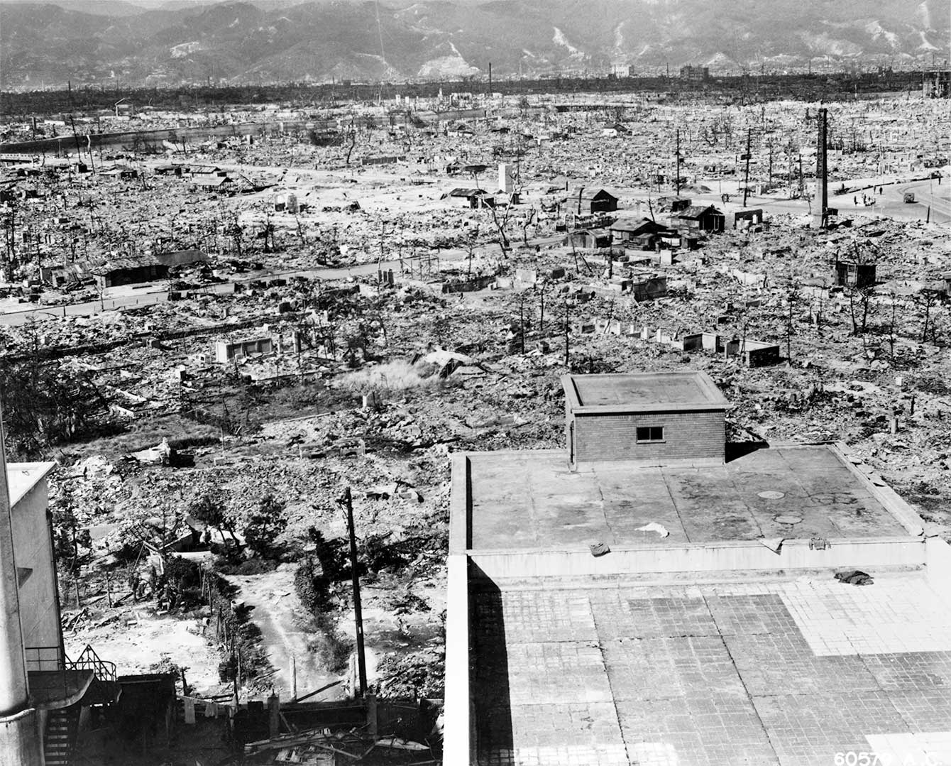 重地的日本广岛和长崎不幸被美军选中,成为人类首次核武实战的目标