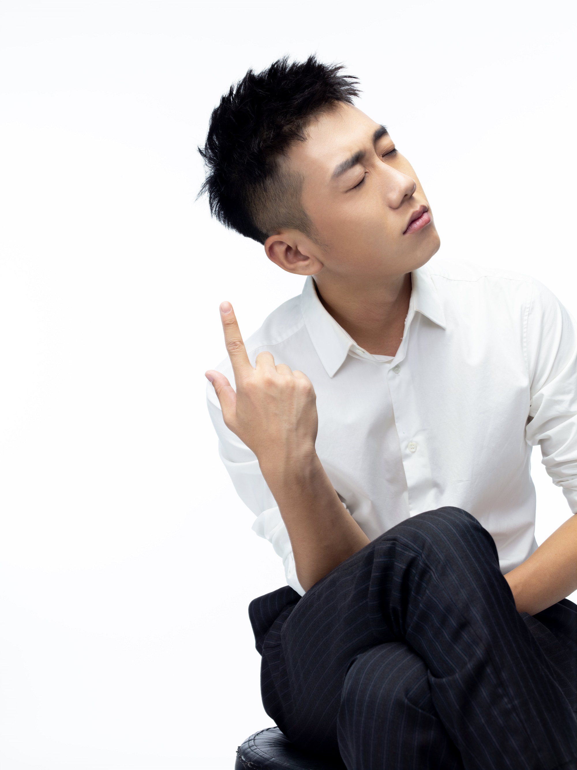 今日,卓尔文化旗下青年演员姜冠南再度曝光一组全新写真.