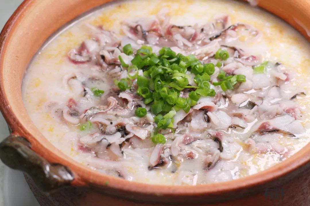 15年老字号!这碗鲜甜无骨的鲫鱼粥,驱车10公里也要去吃!