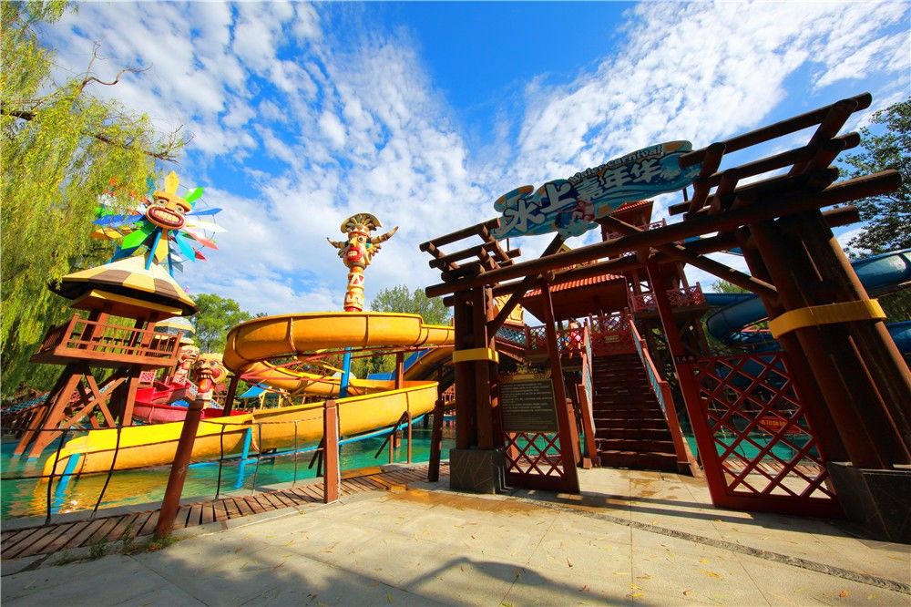 这里拥有80000平方米户外嬉水温泉乐园.