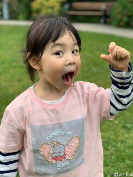 王铮亮晒出宝贝女儿近照并祝她生日快乐,超可爱