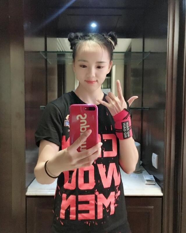 格斗林妹妹踢倒撒贝宁却盛赞李晨他很man对打的时候力量很大