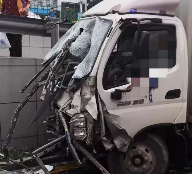 悲惨厦门接连突发两起车祸1死2伤太可怕司机都看看