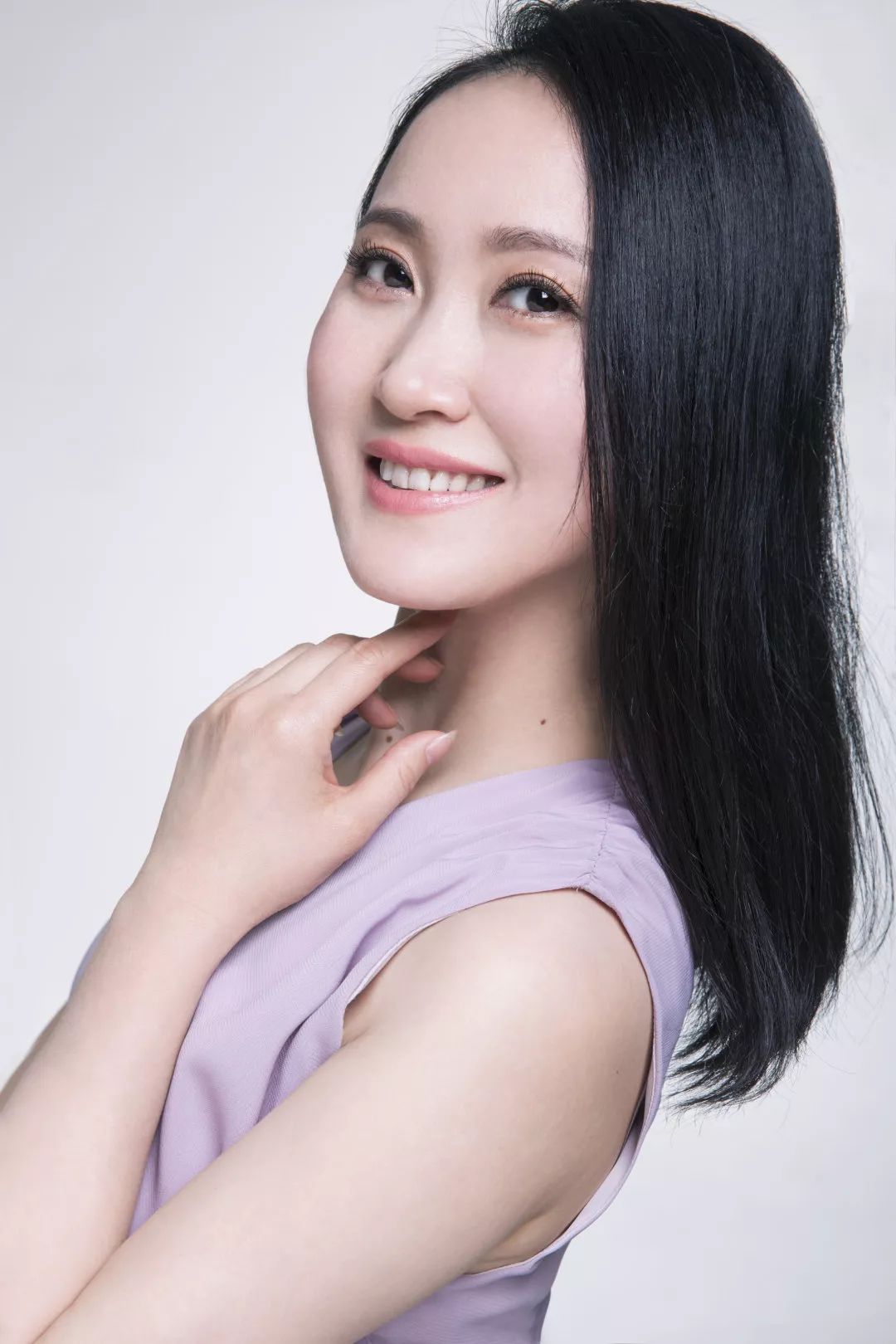 国家一级演员,中国戏剧家协会会员,师承著名锡剧表演艺术家倪同芳.