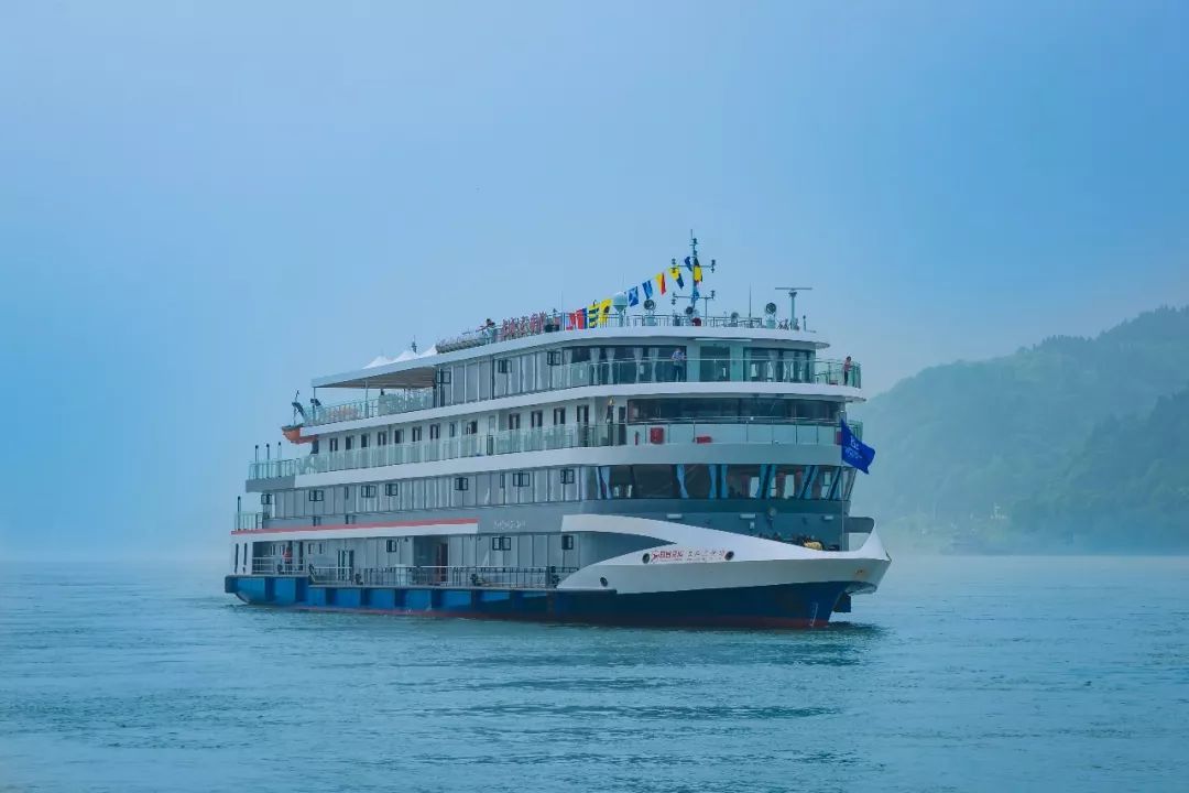 宜昌新添30版豪华体验式观光游轮今天成功首航