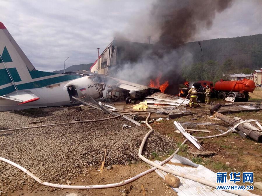 俄罗斯一架客机紧急迫降致两名飞行员遇难