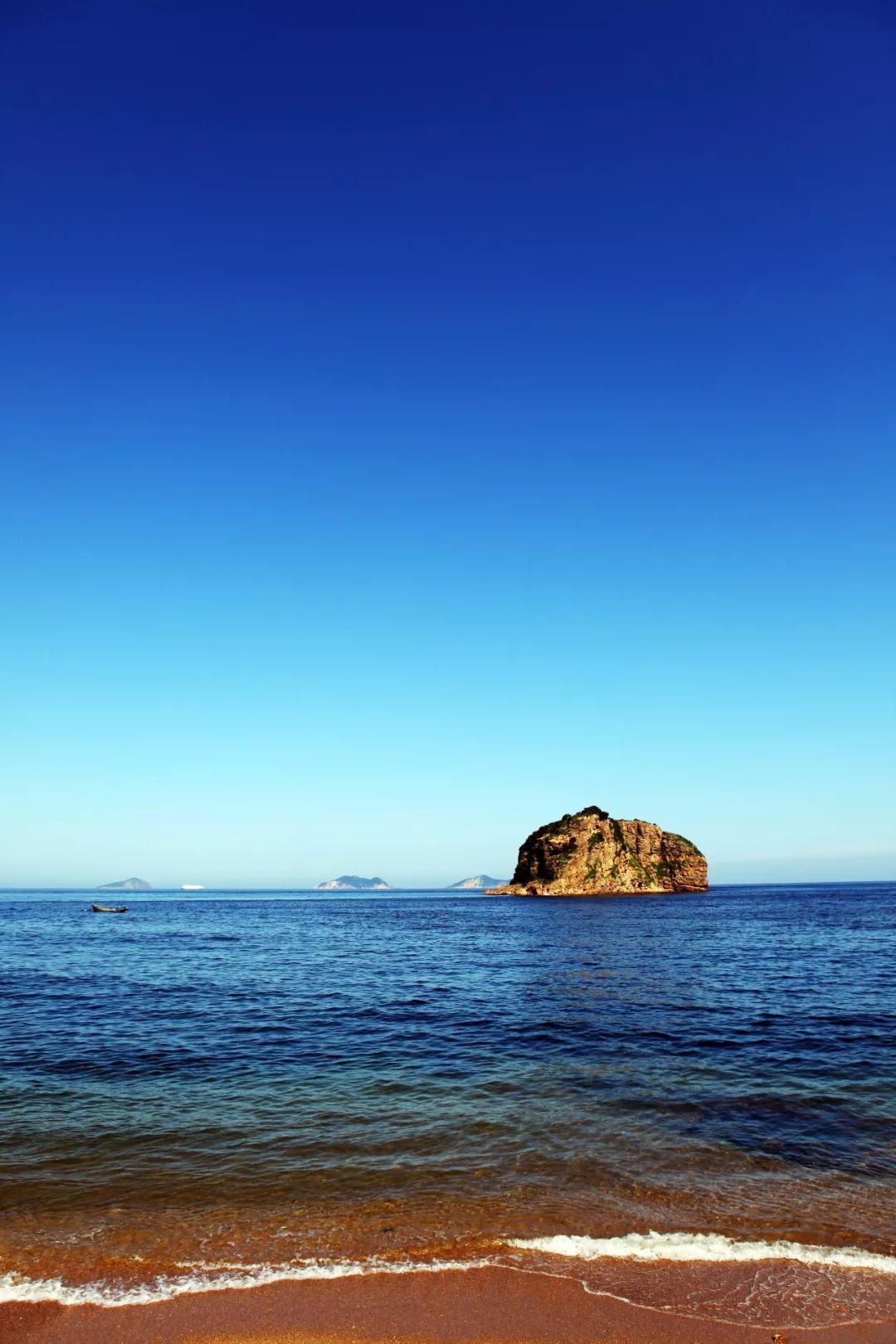 因为岛屿突兀地浮出海面,远远看去好像一个棒槌,所以豪爽的大连人就叫