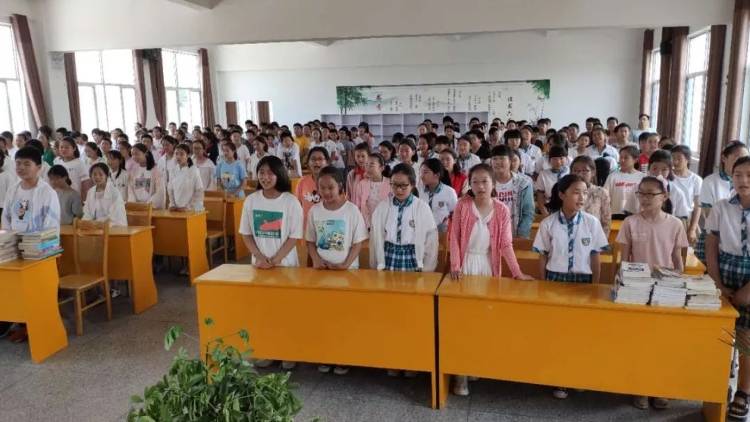 三灶中心小学举行六年级毕业典礼