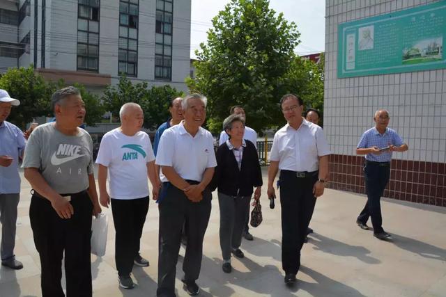 巨鹿县部分退休干部参观巨鹿中学新风貌