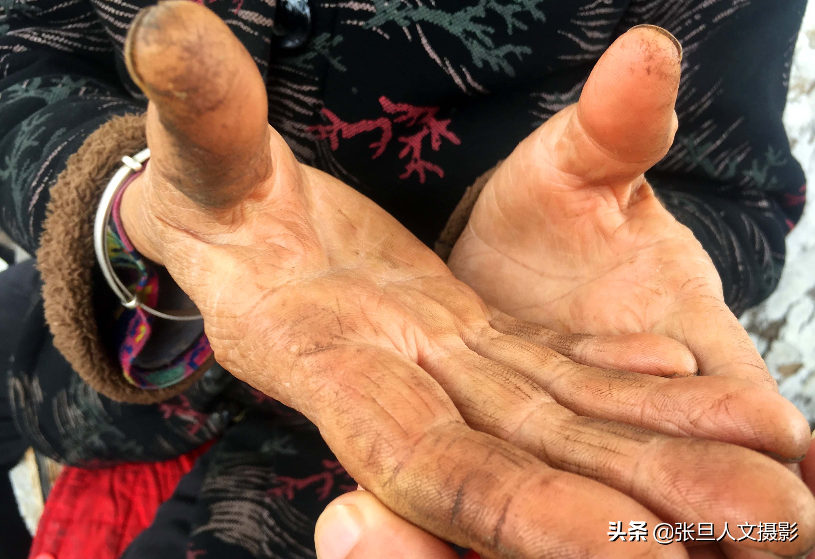 70岁农村奶奶劳作的手听她讲辛苦劳动的事感觉是天下最亲的人