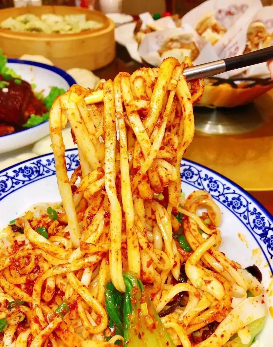 功夫拉条子现做的拉条子,撒好辣椒调味,热油浇上去,瞬间的香气,趁热