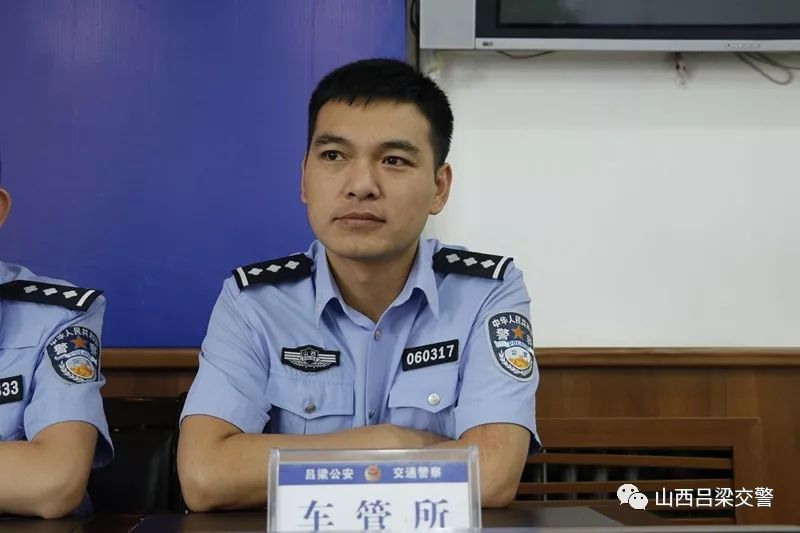 市公安局交警支队秩序科民警李飞通报全市道路交通秩序整治和市区交通