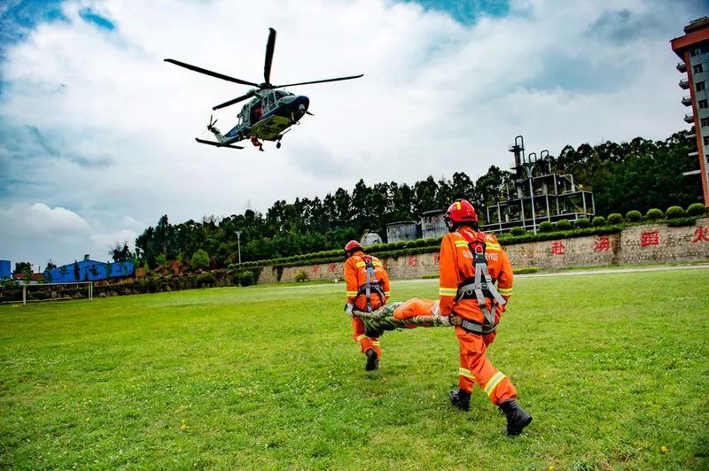 地震直升機懸停消防員15秒速降緊急救援