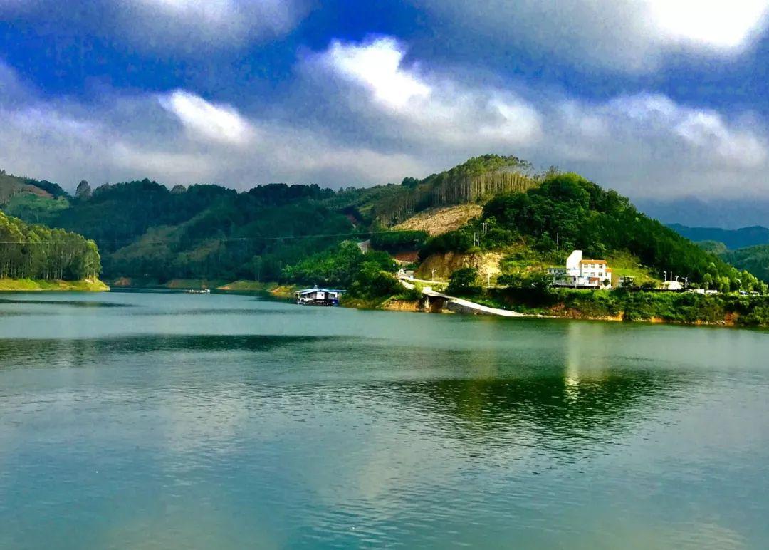 67万峰湖的红椿码头,它的主要景点有红椿水上石林,马岭河坡阳入湖口