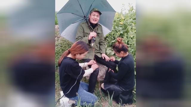 農村小夥與美女下著雨唱豫劇我愛我爹哭墳選段