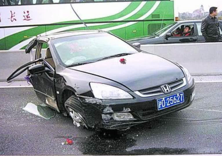 是它的质量本就如此,当时这场车祸在中国引起了很大的轰动,只可惜车