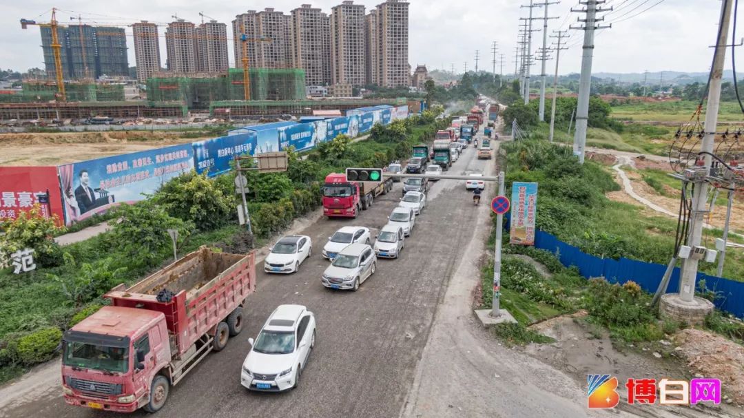 近日博白城东大道经常拥堵原因竟然是这个