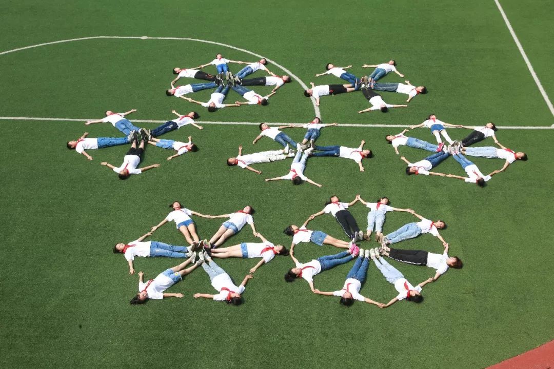 火了武汉小学生最美毕业照曝光你最喜欢哪所学校的