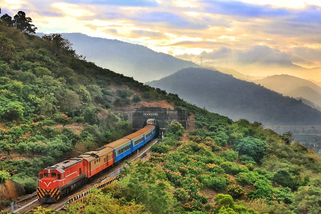 火車行經鐵橋搭配背後美麗的山脈,風景美如畫