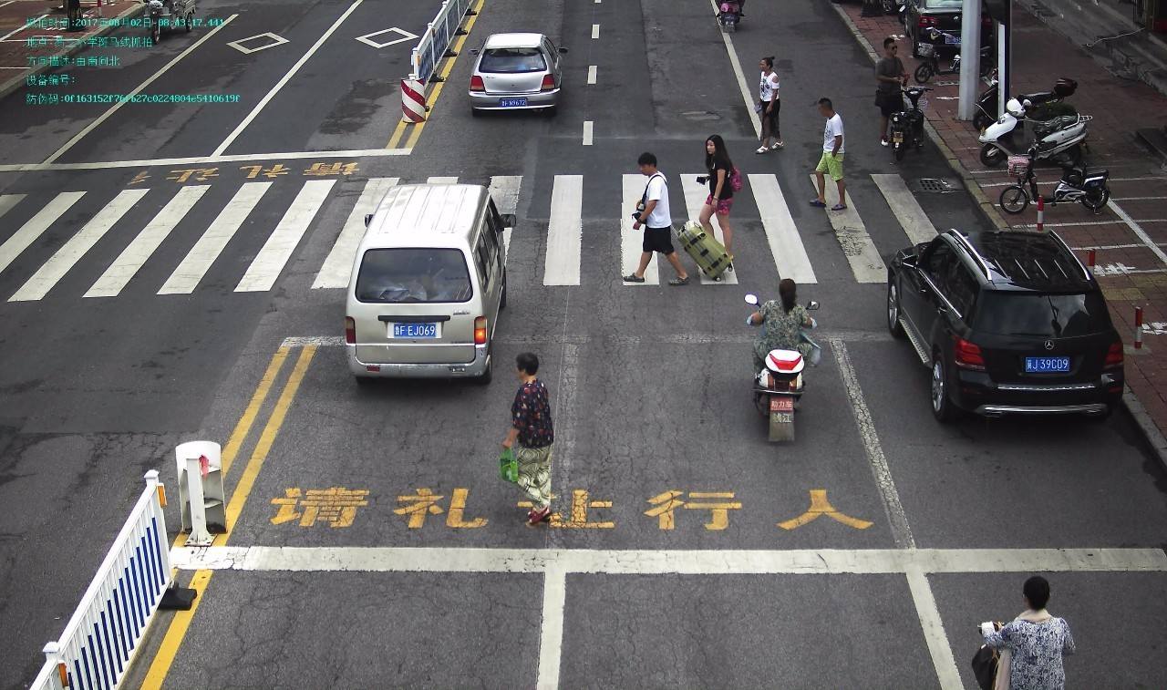 左转让直行时这点很重要交警若不注意即使礼让行人也要扣3分