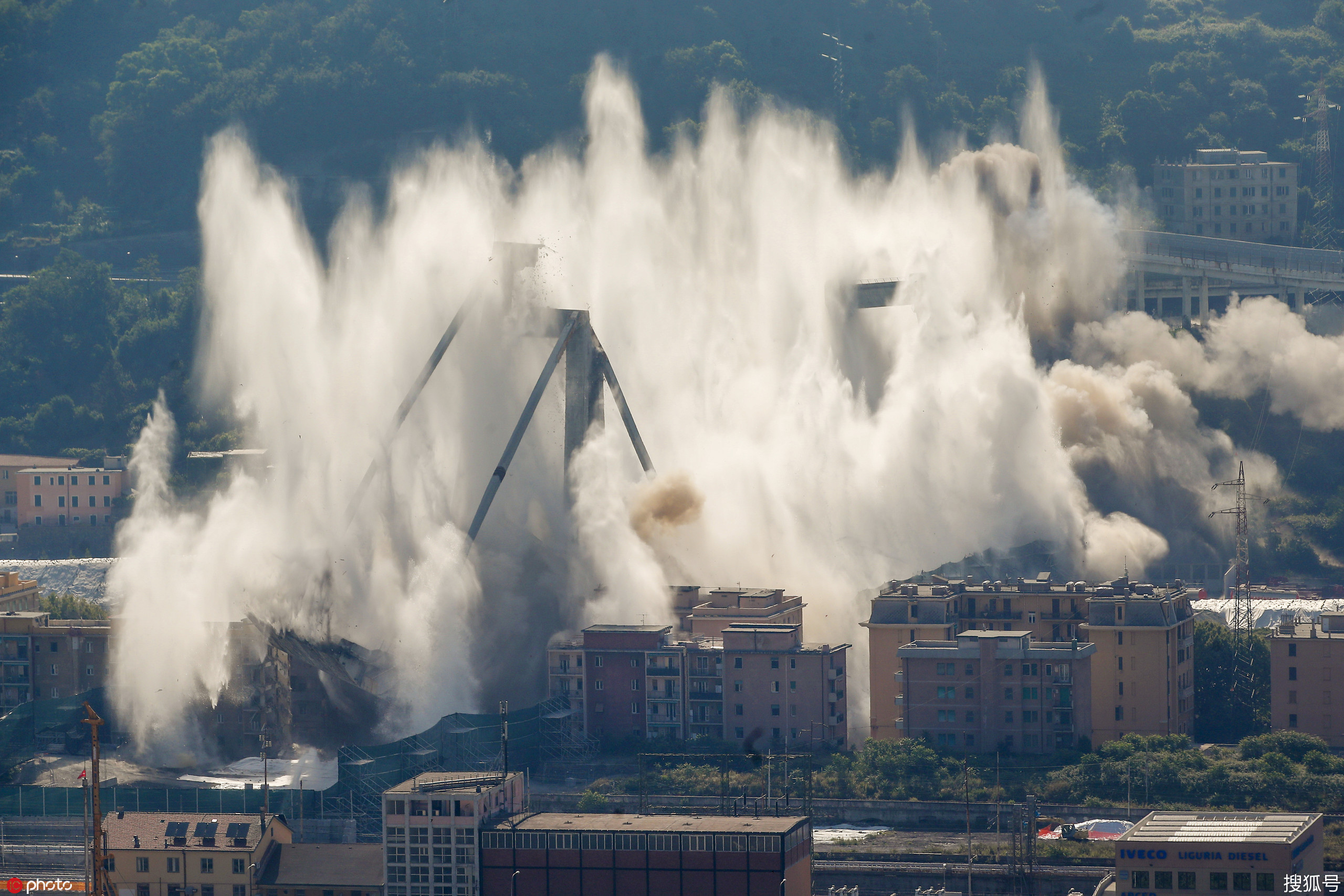 意大利莫蘭迪大橋爆破拆除 去年發生垮塌致43人死