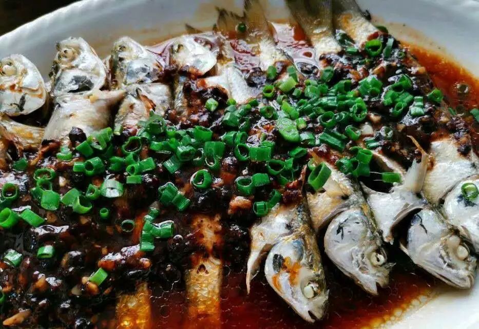 鱼蒸得清甜,再撒上特制的酱汁多吃几碗饭都不成问题特别是~猪油拌饭有