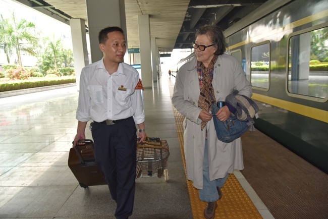 "我要买28号k526次车票到上海南站,再转到大连的绿皮车.