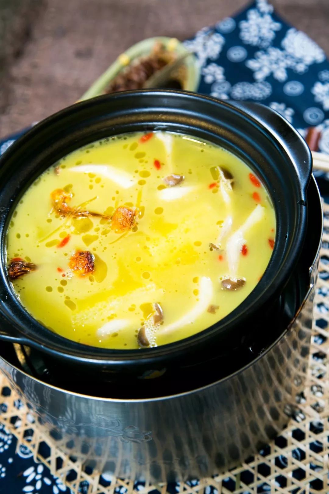 看到锅底那只"佩奇"了吗,更是纯牛油最后一步,加足老鹰茶开火,大火煮