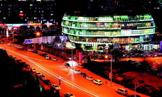 6969雨滴广场夜景(资料片)6969本报6月27日讯(记者 修从涛)