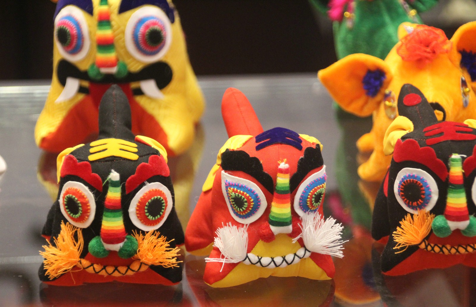 逛西北五省非遗文化展看陕西老虎布极具乡土气息的民间工艺品