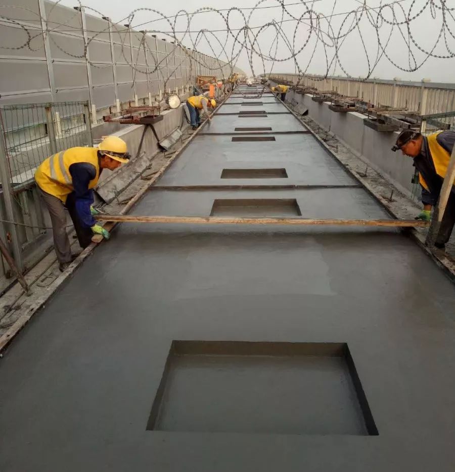 标志着项目部上跨济青高铁无砟轨道底座板施工全面胜利