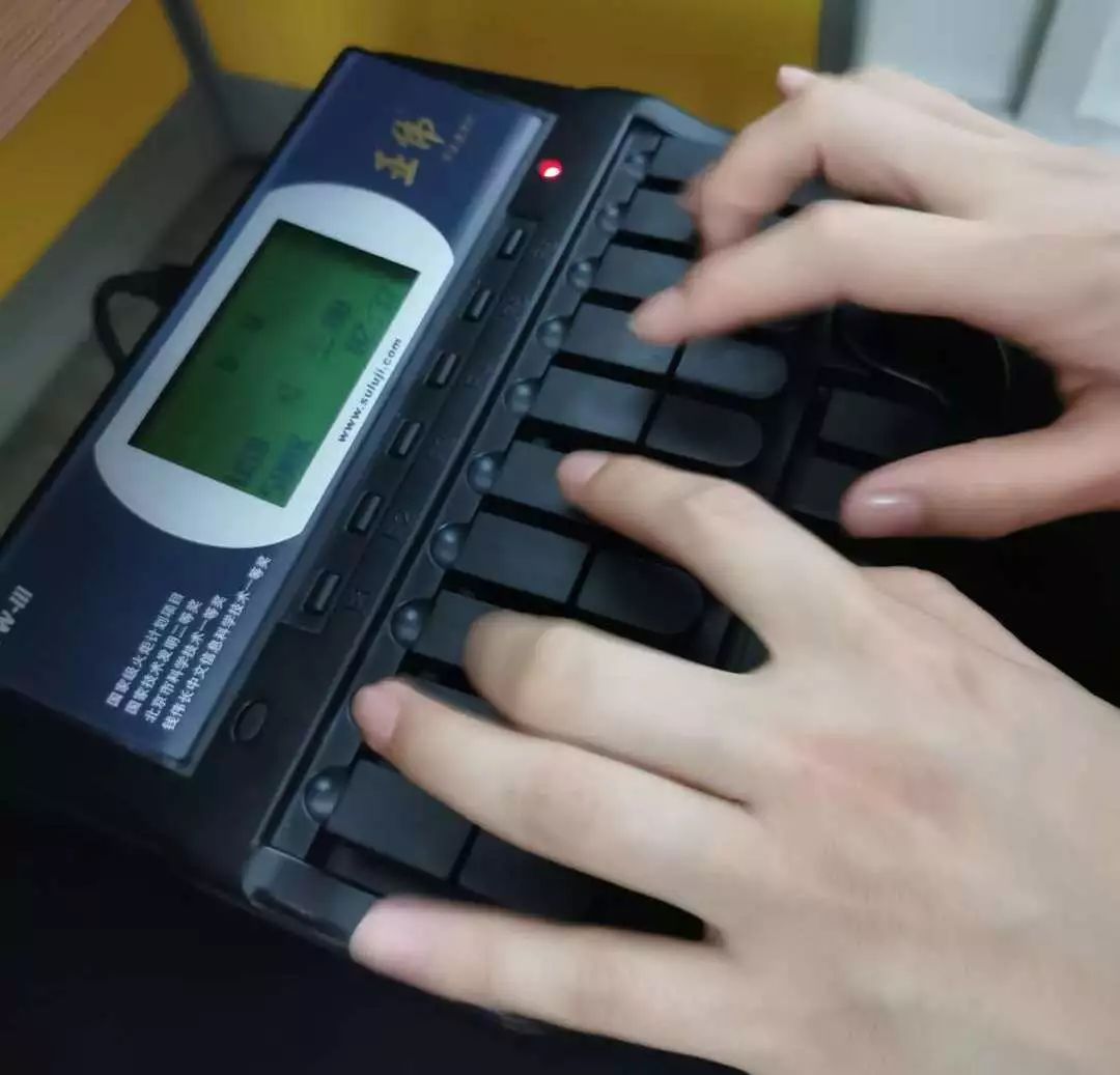 用手指追赶声音的人她为总理做过速录一分钟要打240个字还不能出错