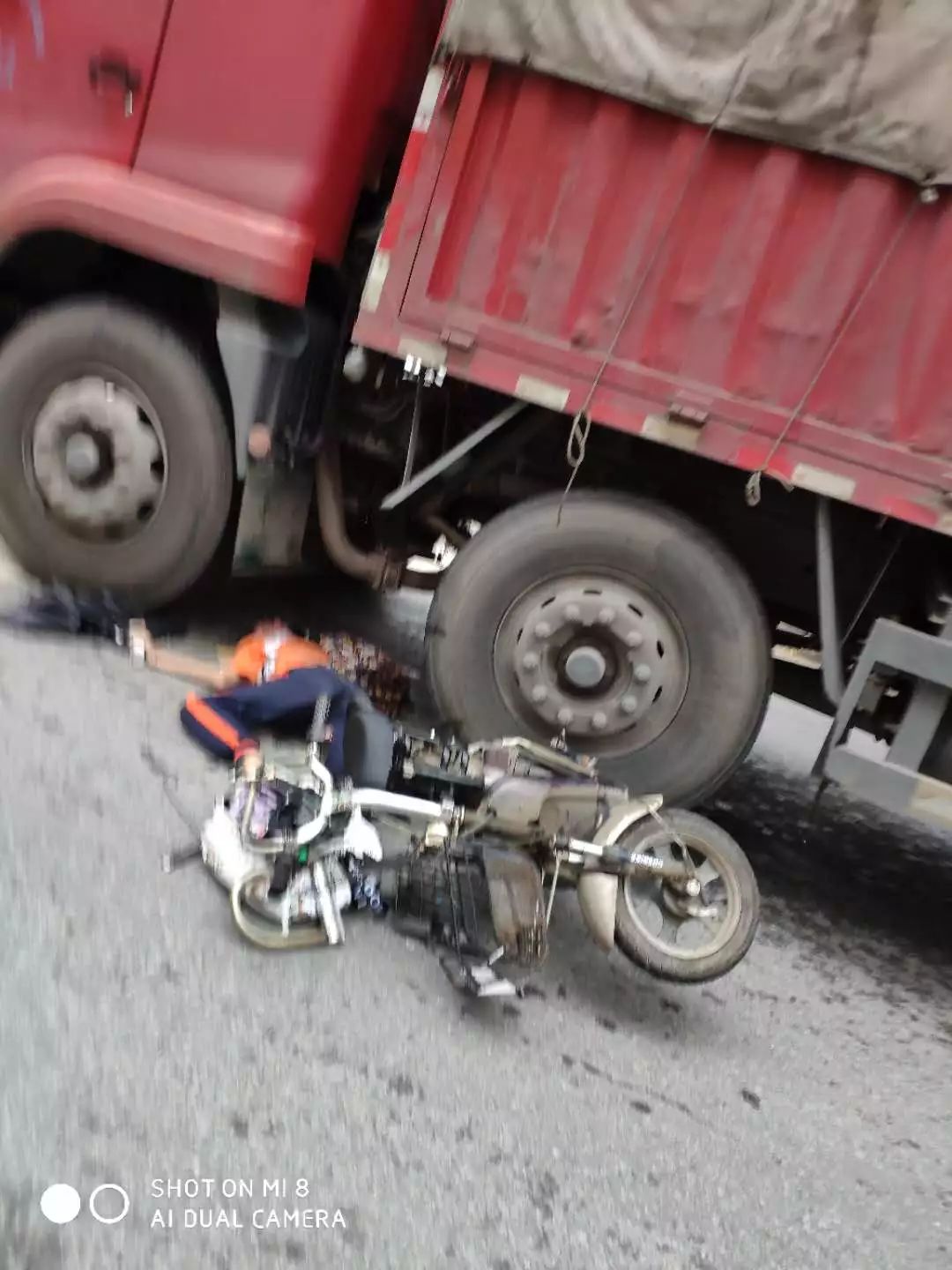 骑着电动车 被大货车撞倒发了一起惨痛的车祸东莞凤岗镇官井头社区