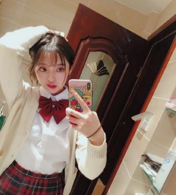 《快乐星球》中首席美女,如今虽不在娱乐圈发展,但长腿吸睛_张兆艺