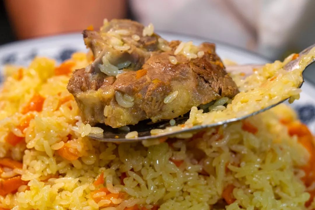 手抓饭是游牧文化和农耕文化结合的食物.