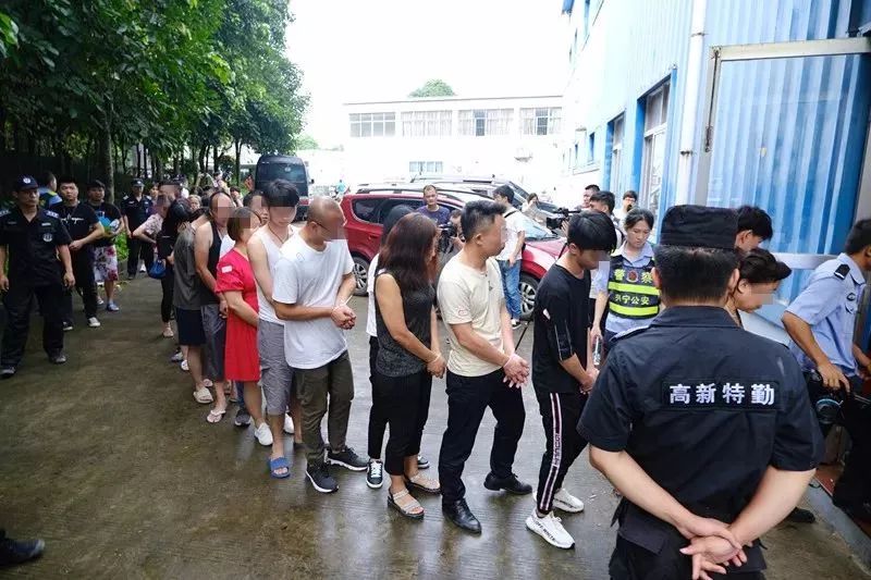涉传人员坐满整个球场,民警气愤到怒吼【掌上武鸣】_传销