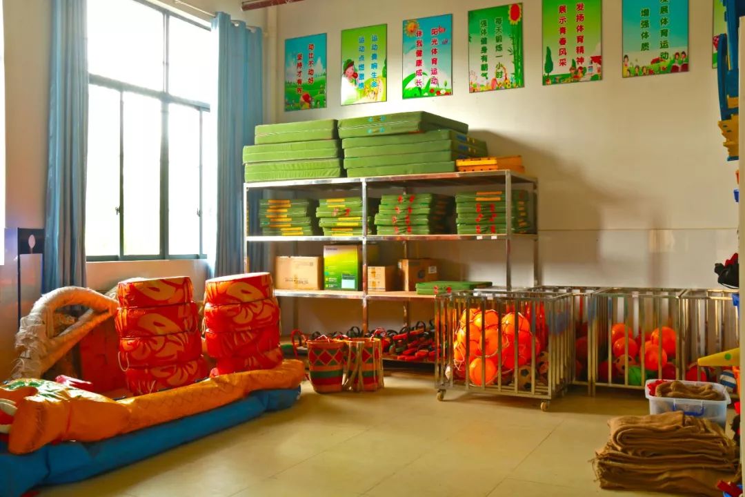 传民主精神筑金色学堂