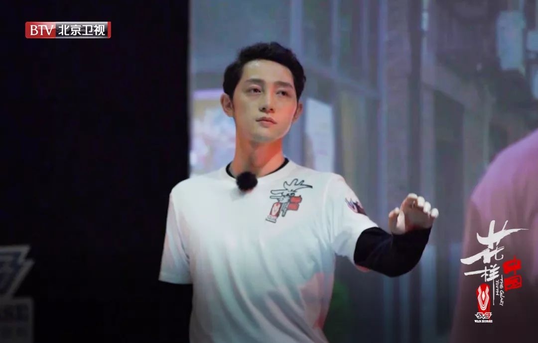 在这次考核中,他们不仅要跟随音乐完成"离别""分手""在一起"的主题,还