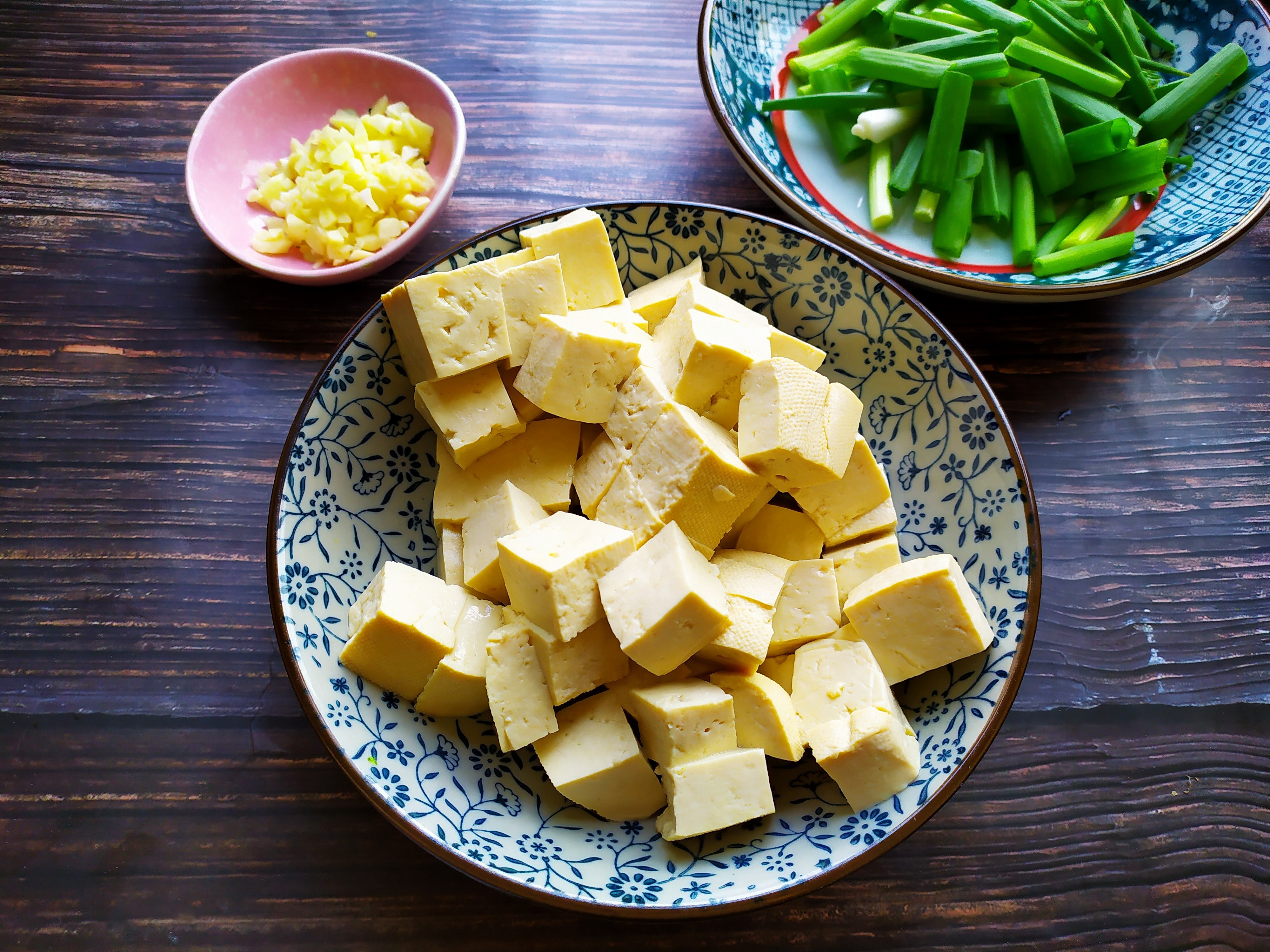 製作方法: 1,準備食材,豆腐切小塊(豆腐選擇北豆腐,就是滷水豆腐),切