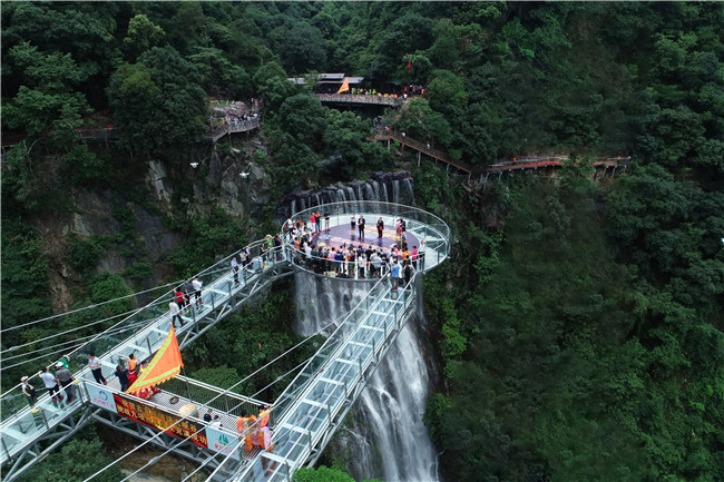 清遠景區比拼世界紀錄古龍峽囊括了九大項目成為冠軍