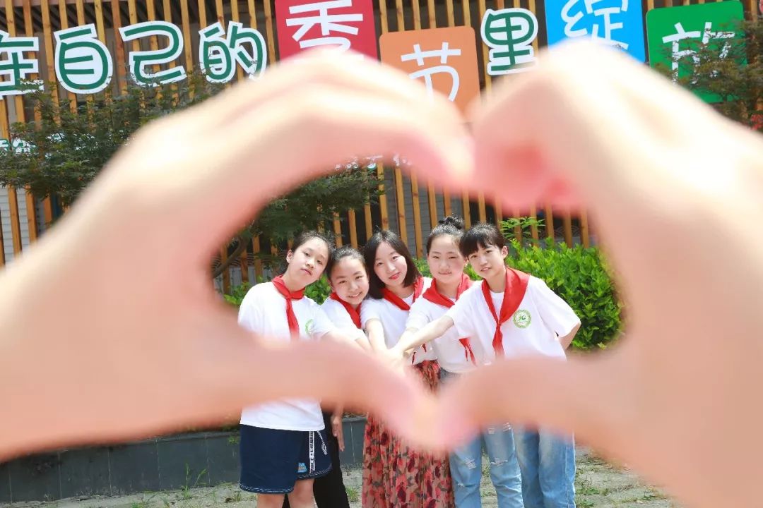 火了武汉小学生最美毕业照曝光你最喜欢哪所学校的