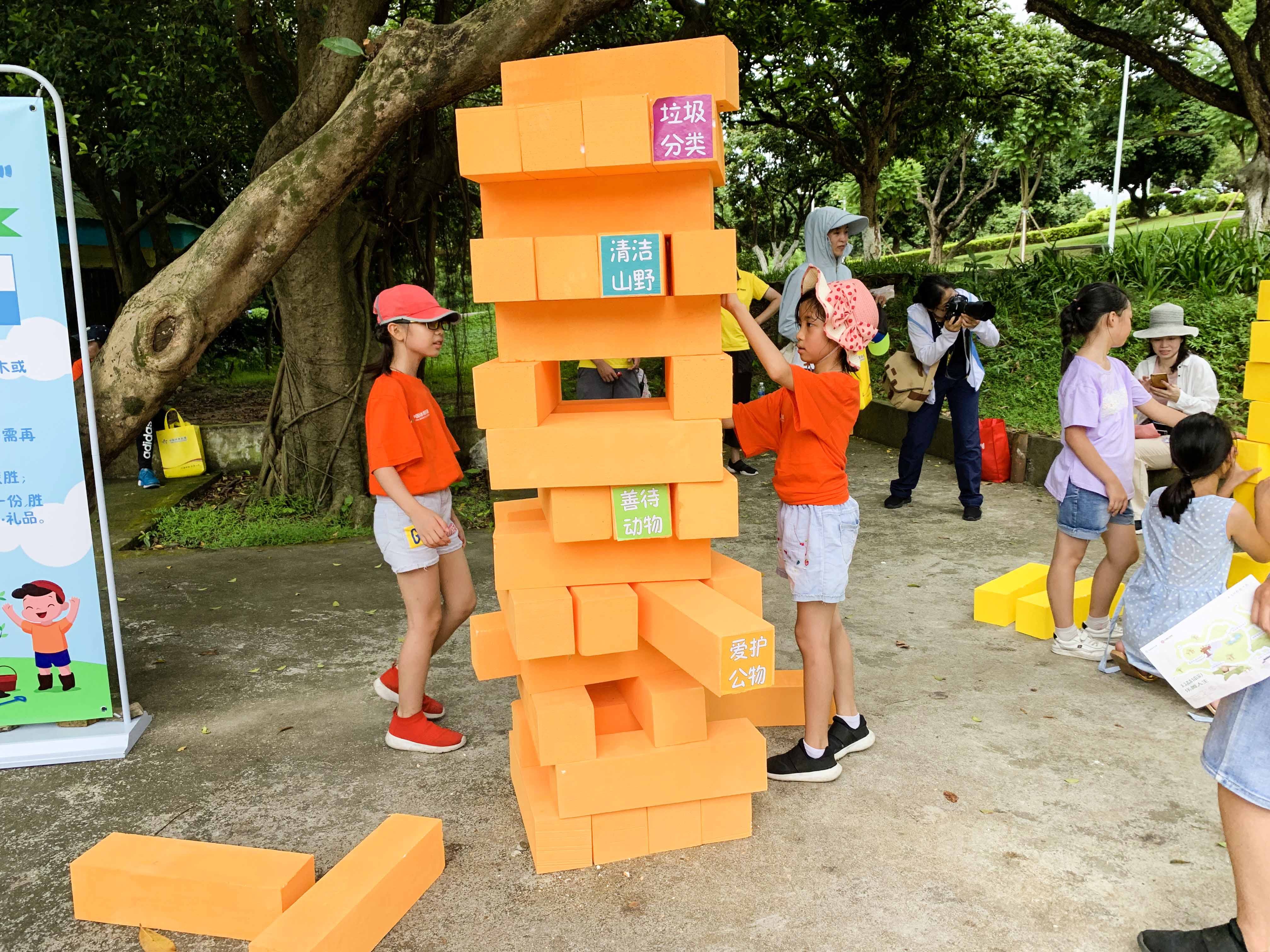 本次活动,荣耀竞技负责环保游戏互动环节,以"爱护环境"为主题,设置