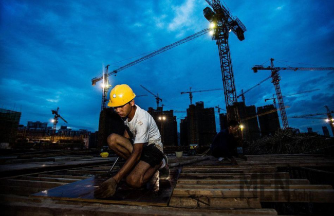农民工的这些苦,挨饿还要熬夜赶工期,只有进了工地才知道