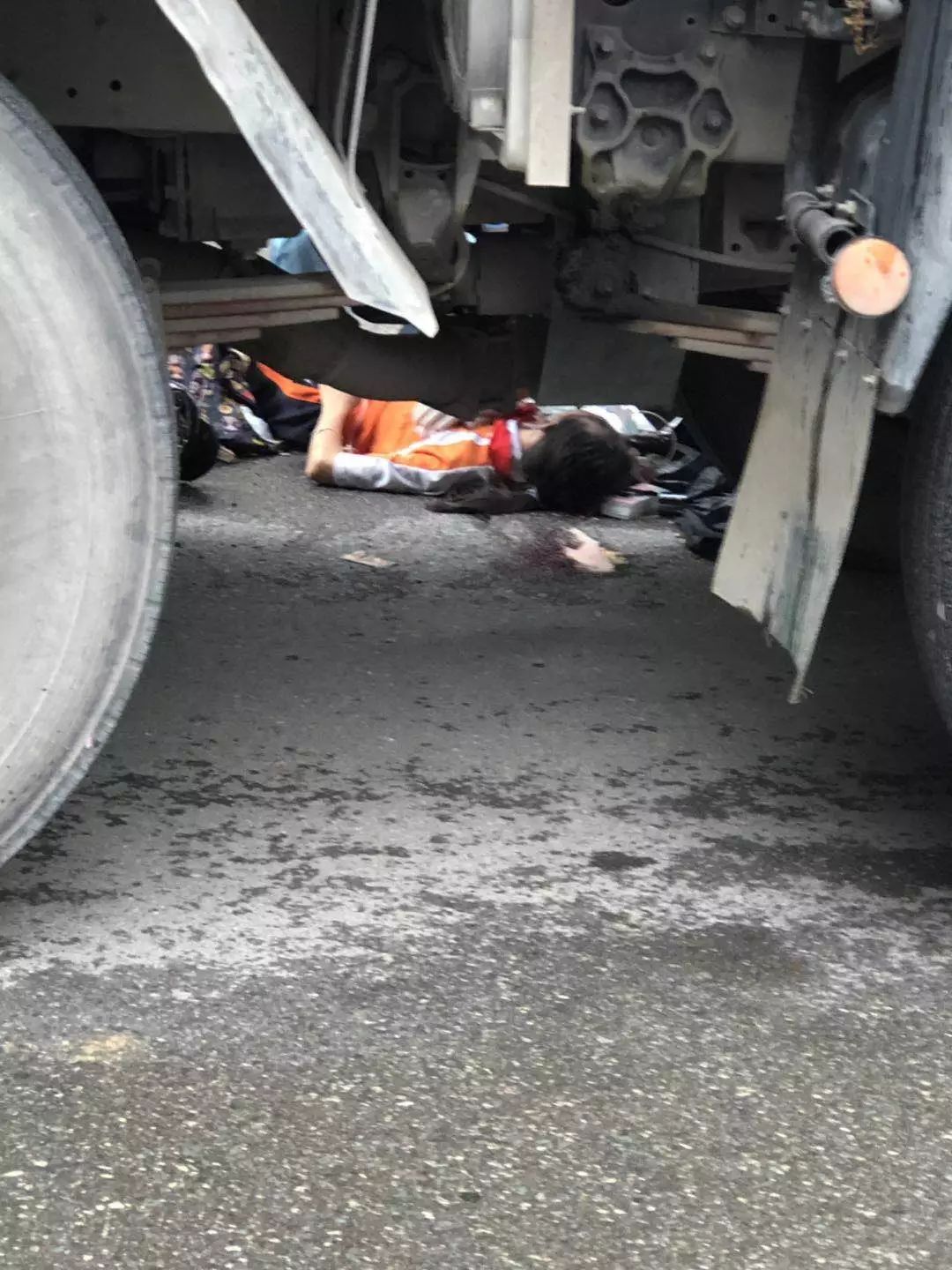 骑着电动车 被大货车撞倒发了一起惨痛的车祸东莞凤岗镇官井头社区