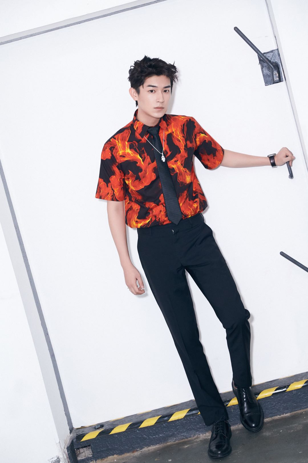 杨旭文现身时尚活动红黑撞色引人瞩目