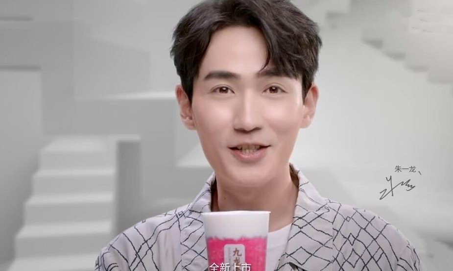 原创朱一龙胖了?鱼尾纹集体消失,脸部光滑细腻被批像假人