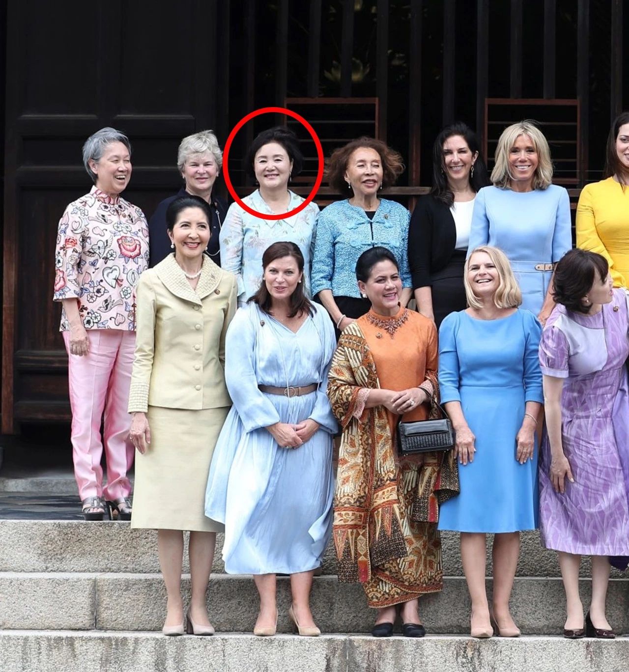 18位第一夫人合影留恋,梅姨老公加入其中,和姐妹一同挥手好可爱