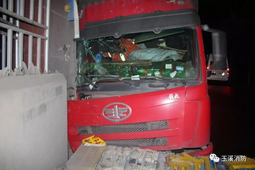 27日凌晨昆磨高速翻了四辆大货车交警连夜施救7小时